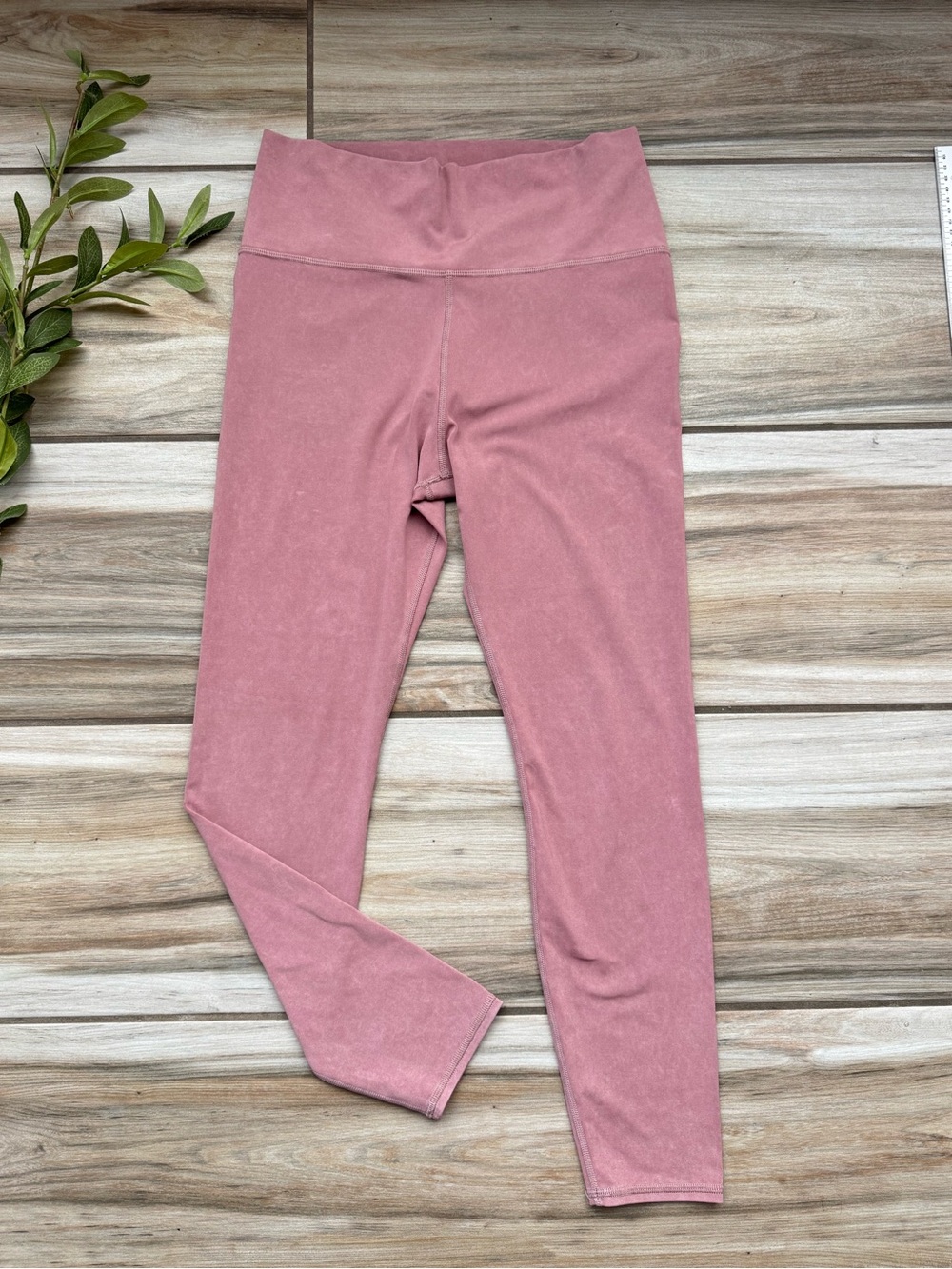 Vuori Chilled Out Leggings Women L Mauve High Rise Crop Ultrabrush